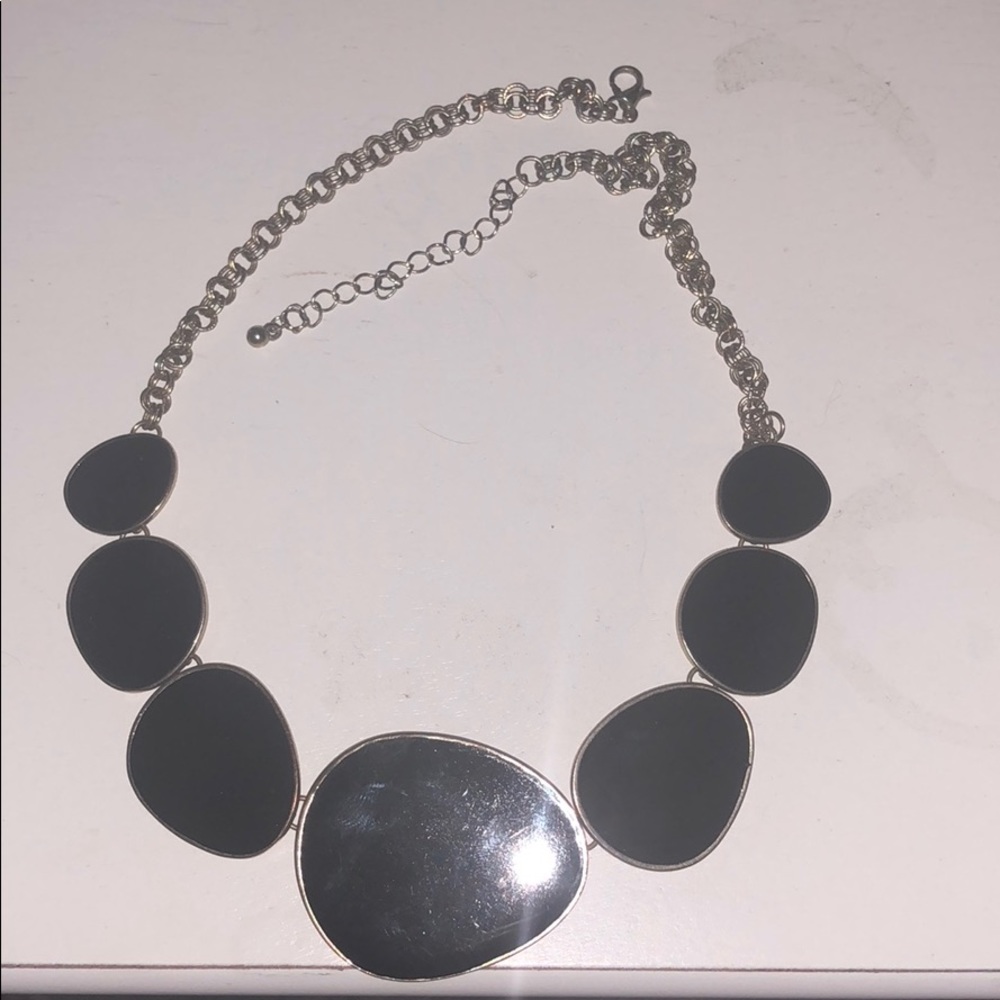 Black and gold statement necklace - Picture 2 of 3